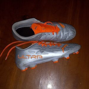 Soccer shoes